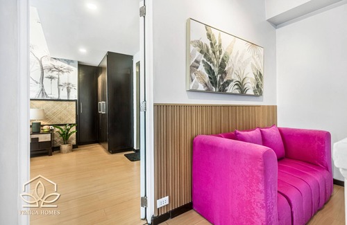 Forbes Park Condo | Tropical Oasis with the best unobstructed view of BGC + 100mbps wifi & Netflix