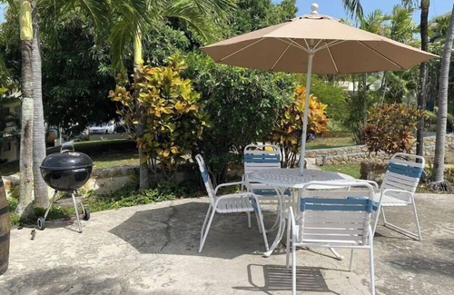 Estate East Street Condo | Tropical one bedroom condo steps from pool.