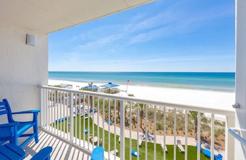 Fort Walton Beach Hotel | Tropical Paradise Nestled by Wild Willy's Adventure Zone with Outdoor Pool