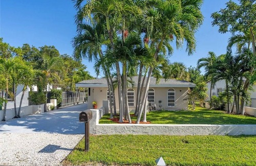 Central Fort Lauderdale House | Tropical Paradise: Near Beach, Cruise, Airport & Stadium