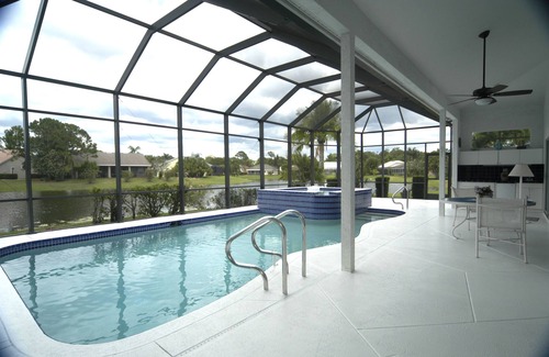 Crown Pointe House | Tropical Paradise on The Lake with Pool 10 minutes from the Beach