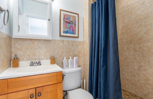 Driftwood House | Tropical Retreat on Sheridan l Near Beach and Parks