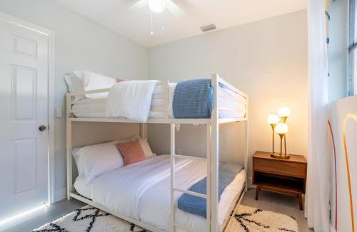 Driftwood House | Tropical Retreat on Sheridan l Near Beach and Parks