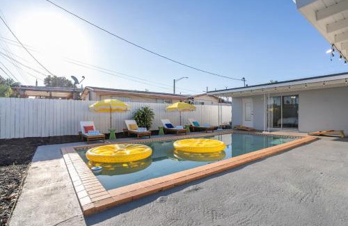 Driftwood House | Tropical Retreat on Sheridan l Near Beach and Parks