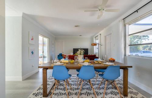 Driftwood House | Tropical Retreat on Sheridan l Near Beach and Parks