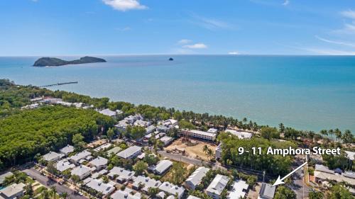 Palm Cove Apartment | Tropical Unit with Private Fenced Garden Close to The Beach 4