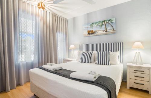 Palm Cove Apartment | Tropical Unit with Private Fenced Garden Close to The Beach 4