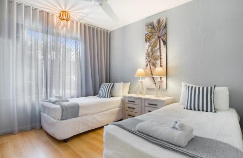 Palm Cove Apartment | Tropical Unit with Private Fenced Garden Close to The Beach 4