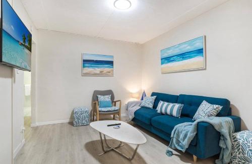 Palm Cove Apartment | Tropical Unit with Private Fenced Garden Close to The Beach 5