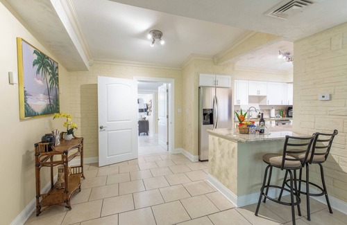 Greenacres House | Tropical Vibes! Spacious 3BD/2BA, BBQ, Parking & more -10 min to Best Locations