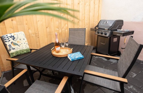 Budesheim Apartment | Tropical Wellness Suite Sauna, whirlpool, TV, BBQ