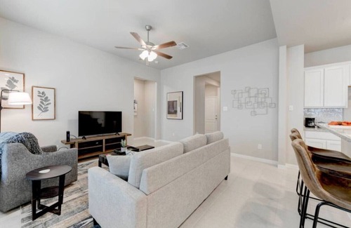 Troy House | Troy 4BR Hub for Business Pros