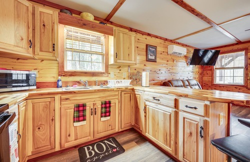 Troy Cabin | Troy Cabin w/River Access: Fish, Kayak & More!