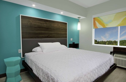 Bryan Hotel | Tru by Hilton Bryan College Station