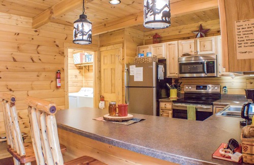 Deep Gap Cabin | True Log Cabin 3/2 Fiber OPTICS, Trout-Stocked Creek, Hot Tub !