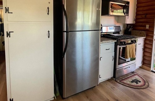 Arrowbear Lake Cabin | True Log Cabin, located 4 miles from Snow Valley, with an Awesome wooden Deck.