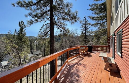 Arrowbear Lake Cabin | True Log Cabin, located 4 miles from Snow Valley, with an Awesome wooden Deck.