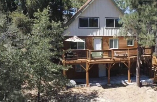 Arrowbear Lake Cabin | True Log Cabin, located 4 miles from Snow Valley, with an Awesome wooden Deck.