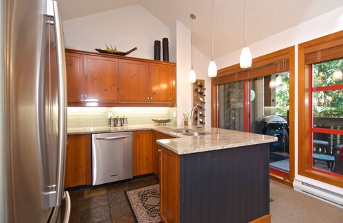 Blackcomb House | True Mountain Retreat. Quiet + Private. Professionally Managed + Cleaned