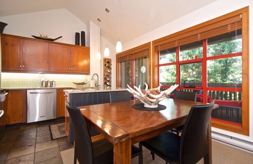 Blackcomb House | True Mountain Retreat. Quiet + Private. Professionally Managed + Cleaned