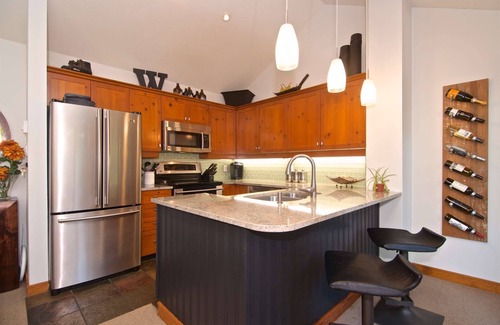 Blackcomb House | True Mountain Retreat. Quiet + Private. Professionally Managed + Cleaned