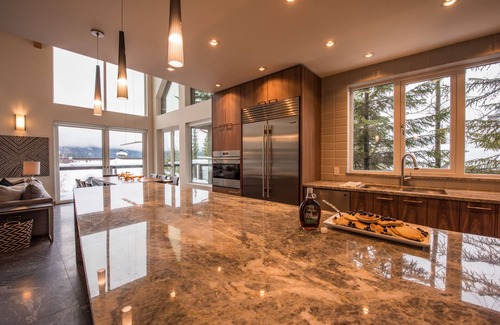 Upper Village House | TRUE ski in/out. ski bike hike to BOTH Gondolas-Pvt HotTub VIEWS-walk everywhere