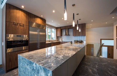 Upper Village House | TRUE ski in/out. ski bike hike to BOTH Gondolas-Pvt HotTub VIEWS-walk everywhere
