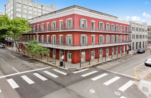 Central Business District Apartment | 🎺TRUE SOUTHERN ELEGANCE STEPS FROM IT ALL! 🎺 | The Beignet