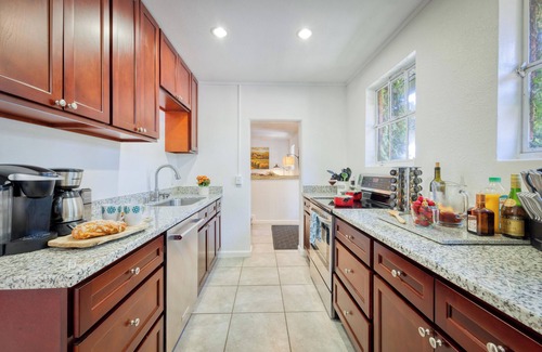 Healdsburg Cottage | True Wine Country Living: 2BR Converted Milkbarn on Family Vineyard