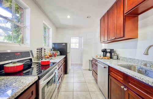 Healdsburg Cottage | True Wine Country Living: 2BR Converted Milkbarn on Family Vineyard