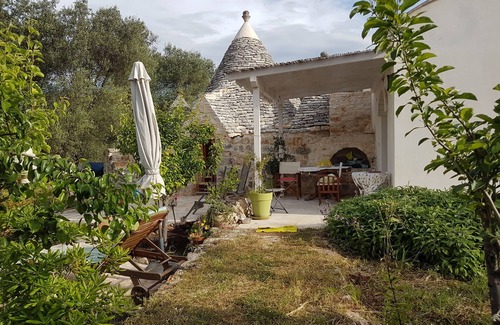 Ceglie Messapica Cottage | TRULLO in an evergreen olive grove in Salento, Apulia.