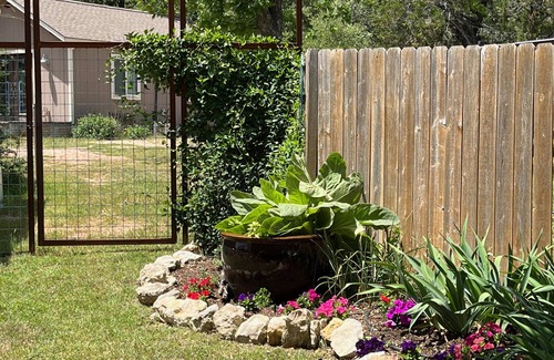 Edgewater Beach Cottage | Truly unique, one-of-kind, Artsy & Luxurious! Lake Travis retreat for two!
