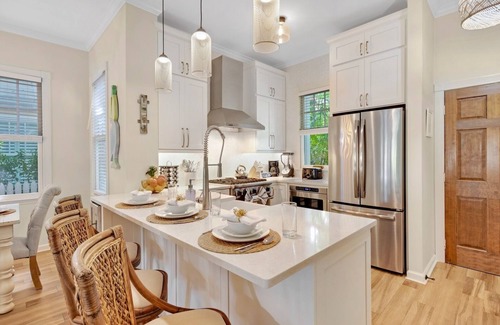 Bahama Village House | *TRUMAN’S TROVE @ THE ANNEX* Private Home & Pool + LAST KEY SERVICES…