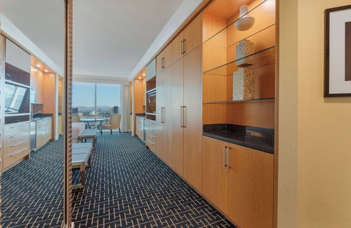 Las Vegas Condo | 𝐓𝐑𝐔𝐌𝐏 56th Floor ⁕ Luxury Suite ⁕ Strip Views