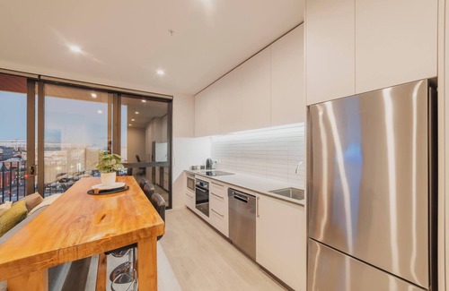 Christchurch City Centre Apartment | Tuam St Stay - 1BR with Balcony, Bath