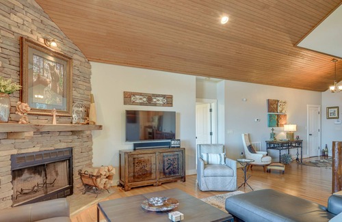 Bear Lake Reserve House | Tuckasegee Home w/ Private Hot Tub & Pool Table!