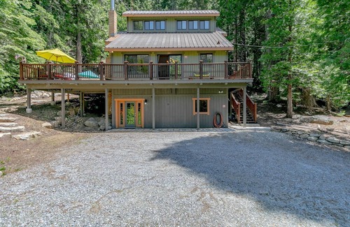 Strawberry Cabin | Tucked Away Cabin w/Amazing Views and Pool Table