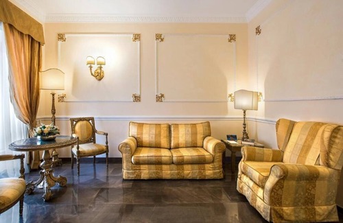 Rome City Centre Apartment | Tucked away just behind the magnificent Piazza del Popolo/Walk to Spanish Steps
