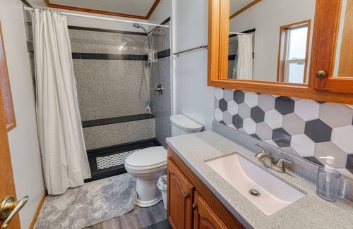 Salina House | Tucked off the Path-Yet near it all! <5 min to entertainment, colleges and more!