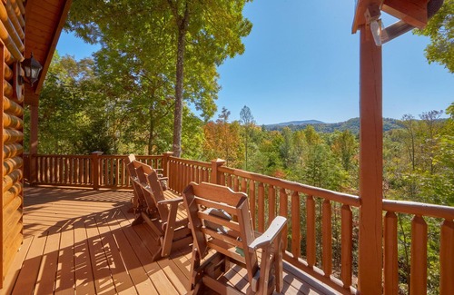 Gatlinburg - Pigeon Forge Cabin | Tuckered Bears. The Mountains are Calling! Family Cabin. Sleeps 6. Hot Tub. Pool Table. VIEWS!