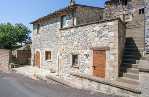 Latera House | Tuff farmhouse, terrace and garden, pets allowed