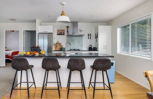 Paihia House | Tui Beach House - Centrally located, 3 min walk to beach, bright house Paihia.