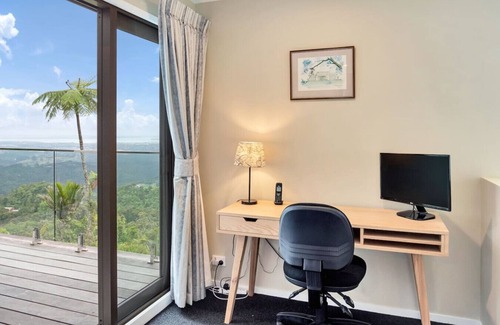 Waiatarua House | Tui Retreat with Breathtaking Views