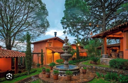 Mazamitla Cabin | Tulipán Cabaña 100% de Lujo con Hermosos Jardines y Fuentes Iluminadas