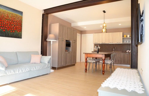 Lazise Apartment | "TULIPANO" Charming Apartment with Pool on Lake Garda