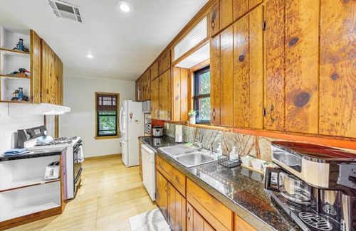 Tulsa Cottage | Tulsa Cottage w/Hot Tub: 4 Mi to Downtown