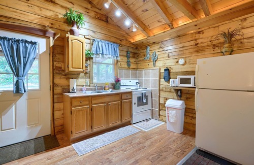 South Bloomingville Cabin | Tumbleweed: Pet friendly + private couples cabin w/hot tub in Hocking Hills