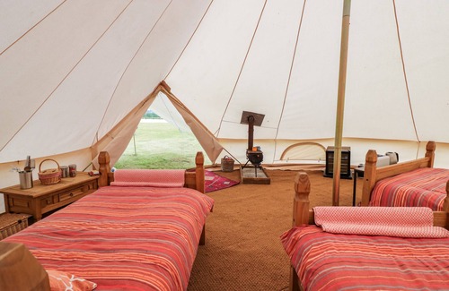 Great Witley Cottage | TUMBLING TOM, pet friendly, with open fire in Great Witley