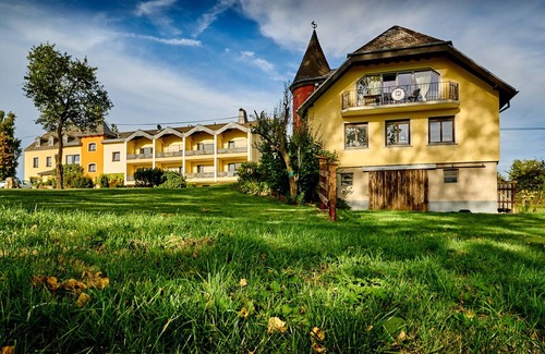 Rommersheim Ski Chalet | Turmsuite Hofgut Held, fantastic for lovers with an unforgettable view