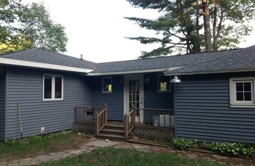 Wetmore Cottage | Turtle Cove on Town Lake: Your Private Summer Retreat – Kayaks, Fishing & More!